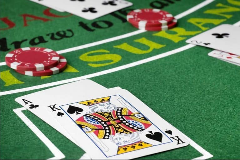 Pengguna mengakses riwayat transaksi ip13 melalui perangkat mobile dengan antarmuka mudah